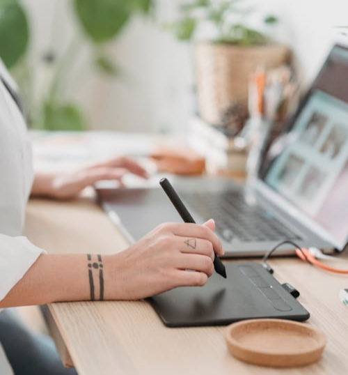 En kvinnas händer som jobbar vid dator.