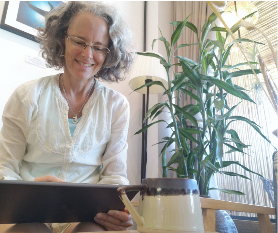 Ann-Mari Asp jobbar på en surfplatta.