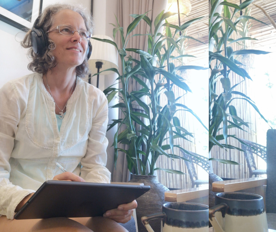 Ann-Mari Asp har en surfplatta i händerna.